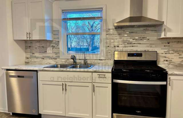 4Bed/2Bath/1-Acre - A Private Oasis and a Touch of Luxury Gallery 4