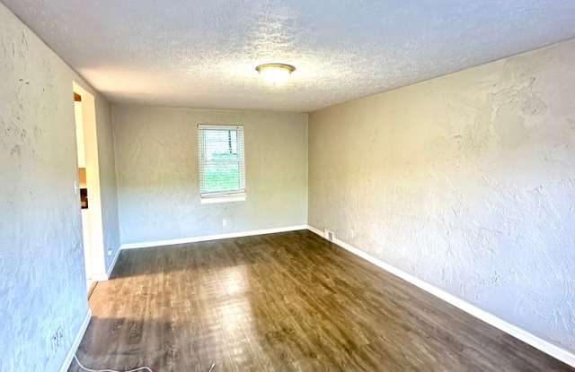 Updated 3 Bed, 1.5 Bath Home in Forest Hills - Available Now! Gallery 3