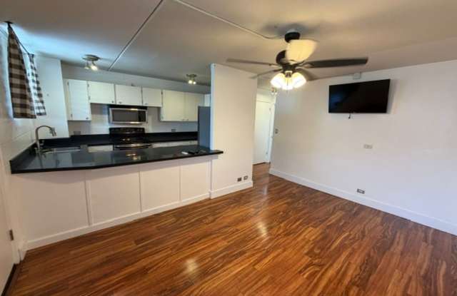1/1 w/ 1 covered secured parking near Downtown- Electricity included Gallery 3