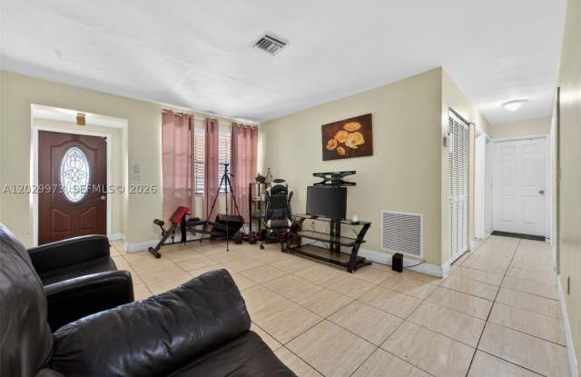 18930 NW 44th Ct Gallery 4