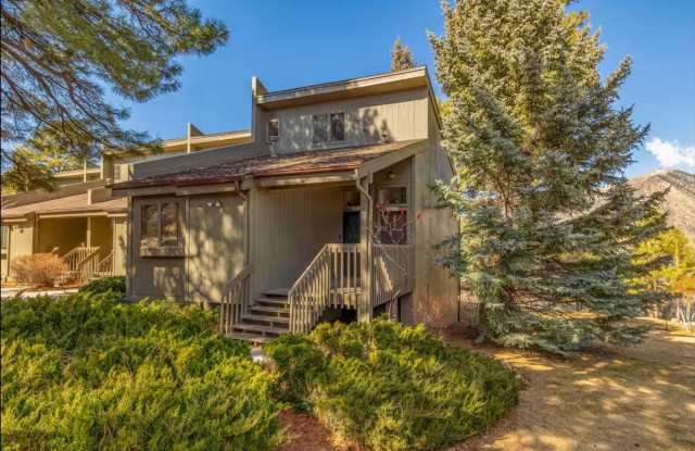 ** LEASE PENDING Country Club Comfort | 1BR Condo + W/D + Balcony - 2645 Valley View Drive, Flagstaff, AZ 86004