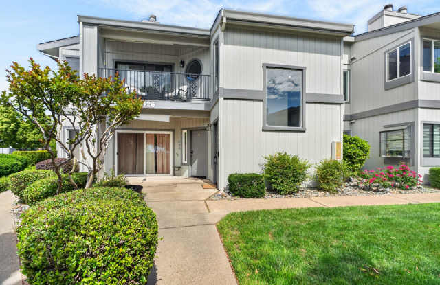 2 Bedroom Condo for Rent in Redding CA | Pool, Spa, Fireplace, Balcony photos photos