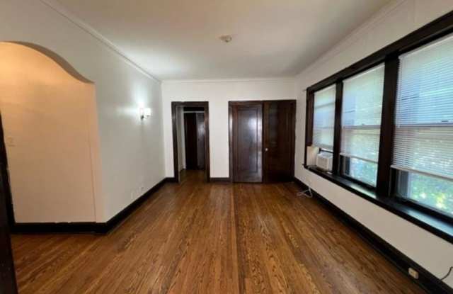 4433 North Winchester Gallery 3