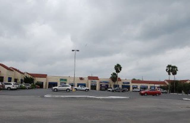 943 Expressway 77/83 - 943 N Expressway, Brownsville, TX 78520