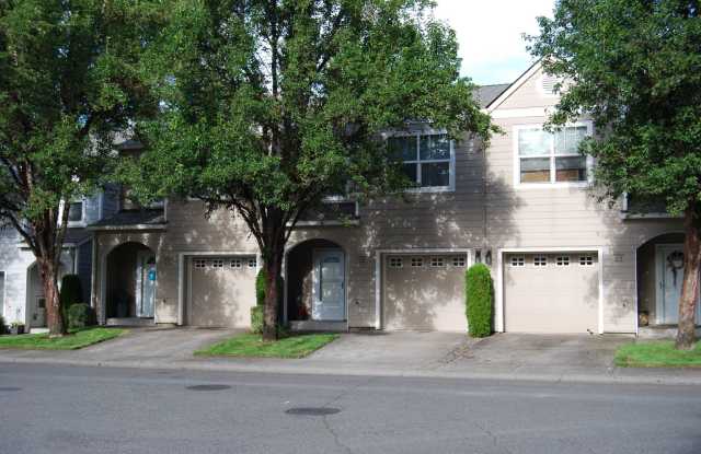 Lovely 3 Bed 2.5 Bath Townhome w/ a back Deck! photos photos