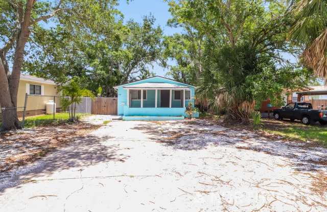 3 BR/1.5BA | Newly Renovated Single Family Home |  Tropical Landscaping | In St Peterburg! photos photos