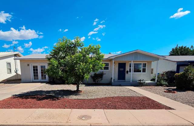 Beautifully maintained 3 bdrm/2 bath with in-ground pool AND the pool is maintained by the landlord. photos photos