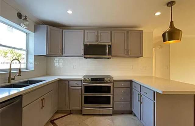 Charming 3 Bedroom 2 Bathroom House - Huge Yard Gallery 3