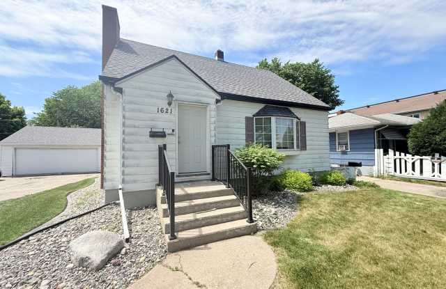 Spacious 5 Bedroom Home Across from Concordia Football Field Gallery 3