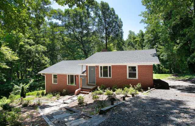 Spacious 1 Bedroom Duplex close to UNC Campus - Updated, Pet Friendly, Private Wooded Lot! photos photos