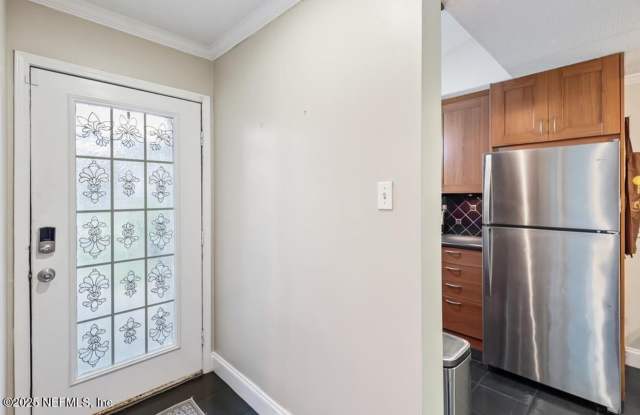 2 Bedroom with Loft Close to Town Center Gallery 3