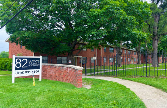 *VOUCHERS ACCEPTED* Spacious & Updated 2 Bedroom with Central A/C, Natural Light & Off-Street Parking - 8222 Troost Avenue, Kansas City, MO 64131