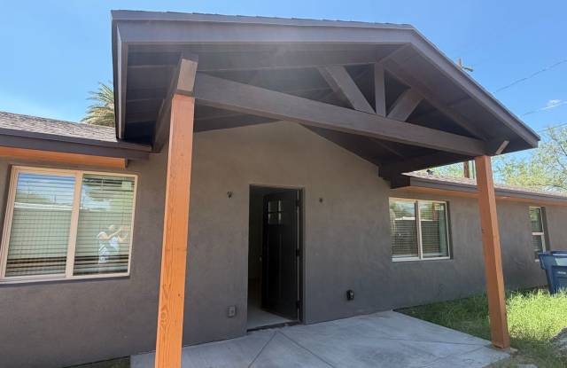 3 Bedroom 2 Bath by Reid Park ! Gallery 1
