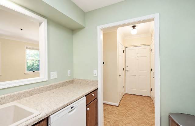Top-Floor Branchlands Condo with Elevator Access Gallery 4