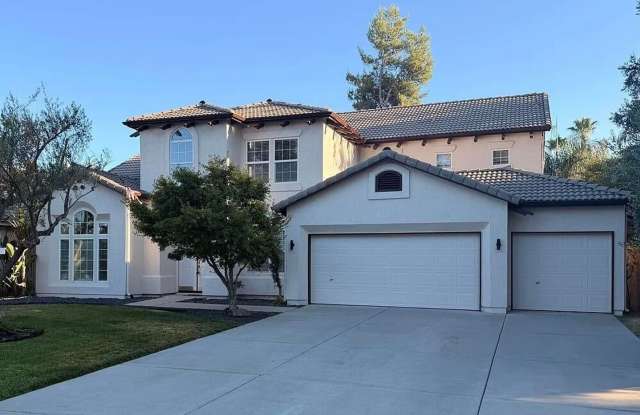 Huge 4 bedroom, 2.5 bathroom home for rent in Visalia Gallery 1