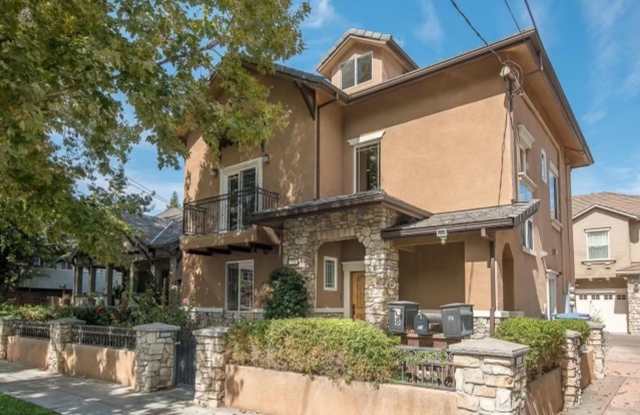 Modern House Near Downtown photos photos