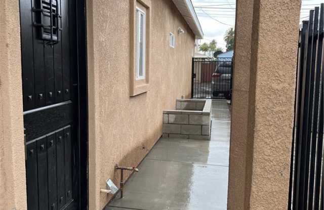 8807 S Hoover photos photos
