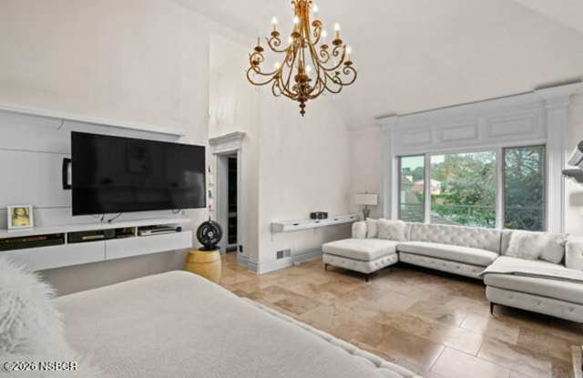 Elegant 6‑Bedroom Retreat with Pool, Spa & Wine Room Gallery 4