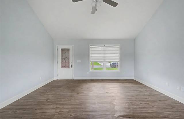3 Bed/2 Bath Home with 2 Car Garage Gallery 4
