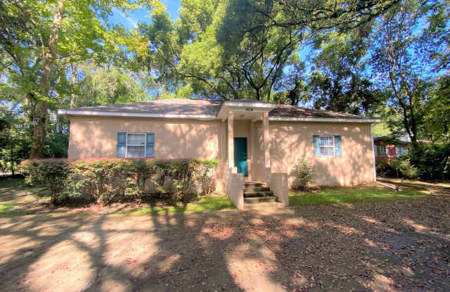 CUTE 1/1 Efficiency Minutes from FSU, Downtown, Midtown, and More! $675/month Avail May 10th! - 908 Buena Vista Drive, Tallahassee, FL 32304