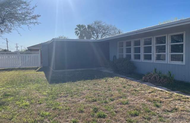 Show Stopper 3-Bedroom, 2-Bath Home with Modern Amenities and Spacious Outdoor Living - 338 Doddridge Street, Corpus Christi, TX 78411