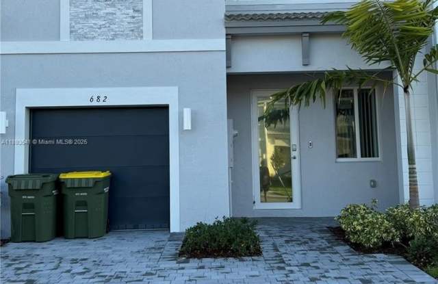 682 SE 14th St - 682 Southeast 14th Street, Homestead, FL 33034