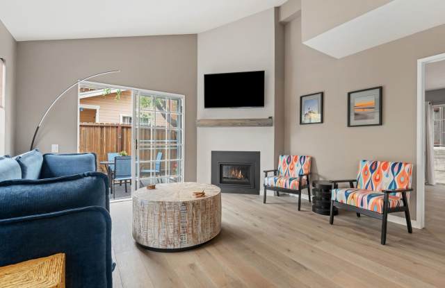 Fully Remodeled East Side Townhome – Furnished & Move-In Ready! photos photos