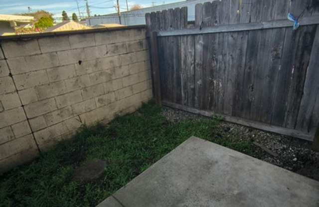Updated 2 bedroom 1 bath unit near shopping and amenties! Gallery 4