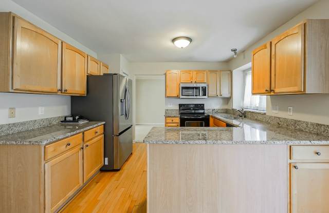 Spacious 4-Bedroom Colonial Home in Wixom! Gallery 4