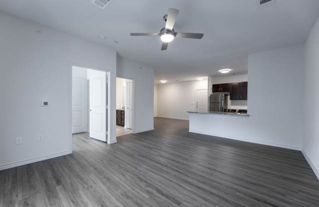 The Oaks at Ben White Apartments Gallery 3
