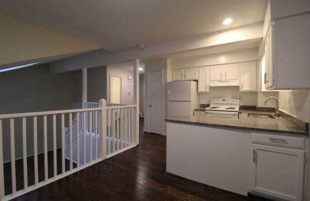 November FREE On This Updated 2 Bedroom 1.5 Bath Duplex In Olathe Gallery 3