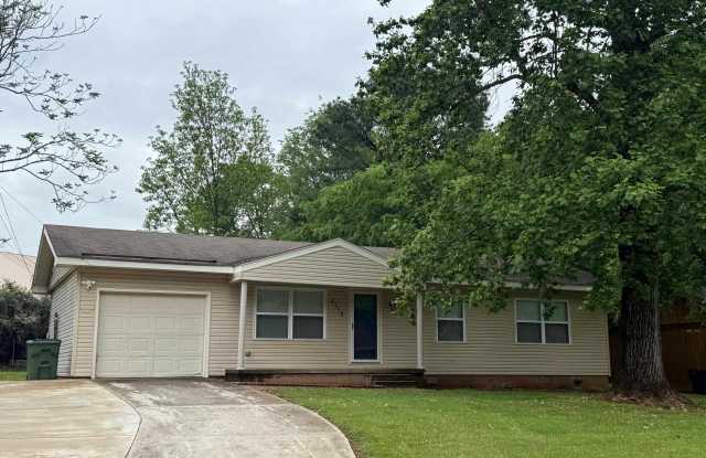 2716 NW Oakwood Road - 2716 Northwest Oakwood Road, Huntsville, AL 35810