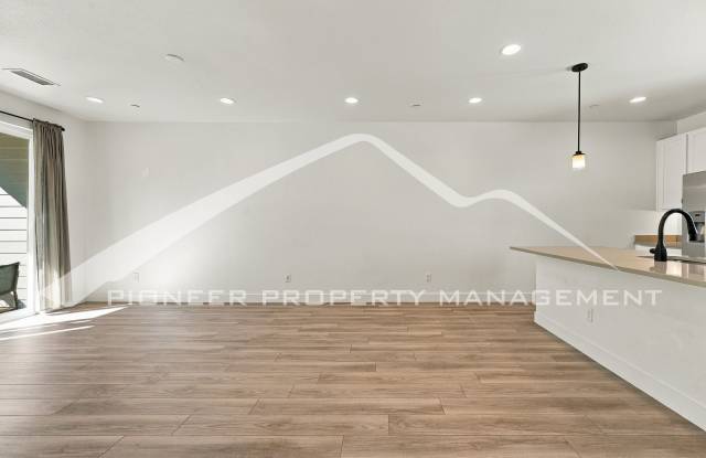 Spacious Townhouse with Central AC and Washer/Dryer Gallery 4