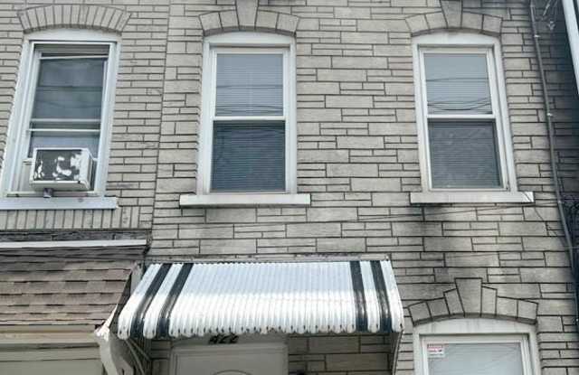 422 W Whitehall Street Gallery 1