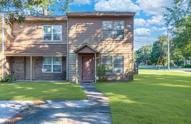 217 Oak St Se - 217 Oak Street Southeast, Fort Walton Beach, FL 32548