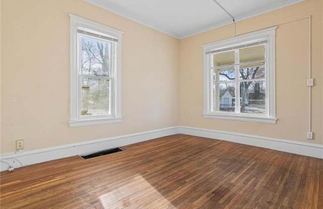 2222 Girard Avenue N Gallery 3
