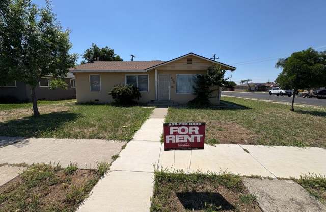 Cozy Home On Spacious Corner Lot Available Now in Dinuba CA! photos photos