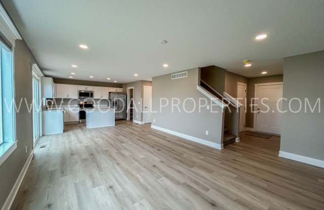 Spring Move-In Special: Spacious 5-Bedroom Home with Finished Basement in the Waukee School District! Gallery 4