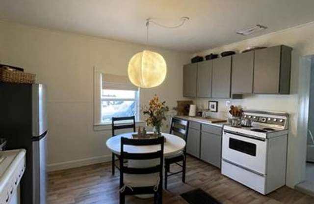 Beautiful remodeled 2 bedroom, 1 bath house on Rouse Ave. photos photos