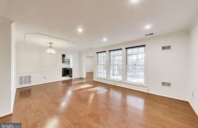 5707 BREWER HOUSE Circle Gallery 3