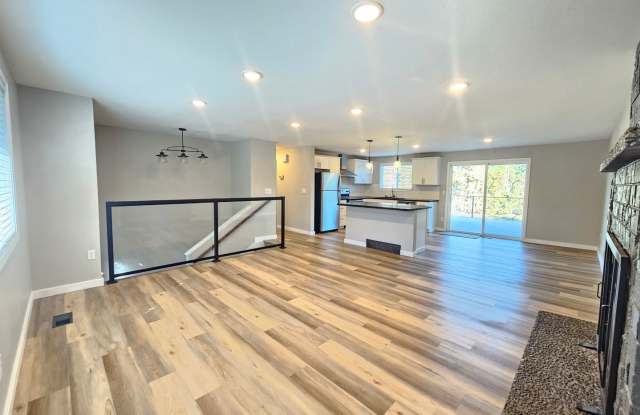 $3,100 - 3 Bed / 2 Bath Stunning and Modern Home in South Hill Gallery 4
