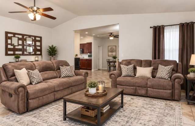 FOR RENT – Spacious 4-Bedroom, 2-Bathroom Home in Dinuba, CA Gallery 3