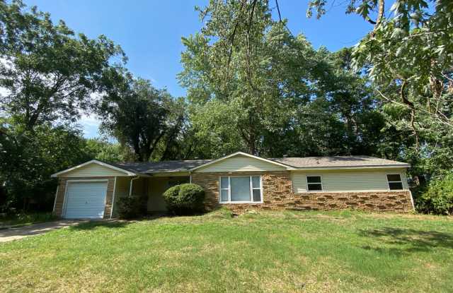 Mid Century Modern 3 Bed House- Walking Distance to University of Arkansas Campus! - 1136 South Maxwell Drive, Fayetteville, AR 72703