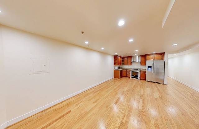 UPDATED 2 + 2 Condo in Columbia Heights Gallery 4