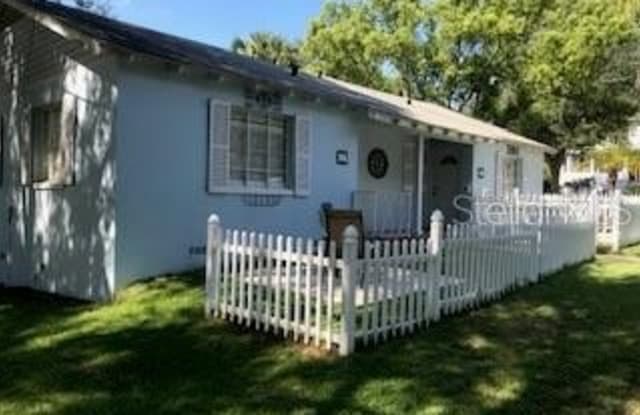 237 E 4TH AVENUE - 237 East 4th Avenue, Mount Dora, FL 32757