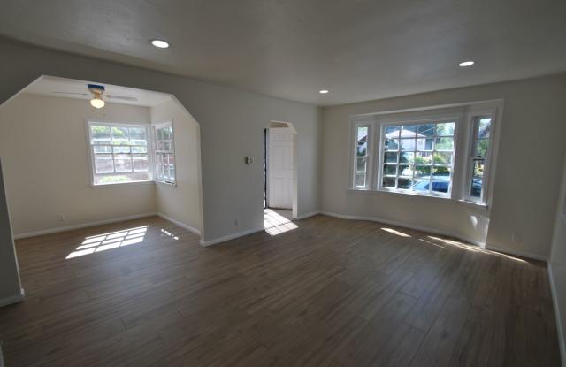 Signal Hill 1-Bedroom Back House with Side Yard, Patio & Washer/Dryer Hookups Gallery 3