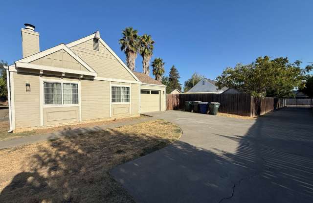 Adorable Private Home on Large Lot Gallery 4