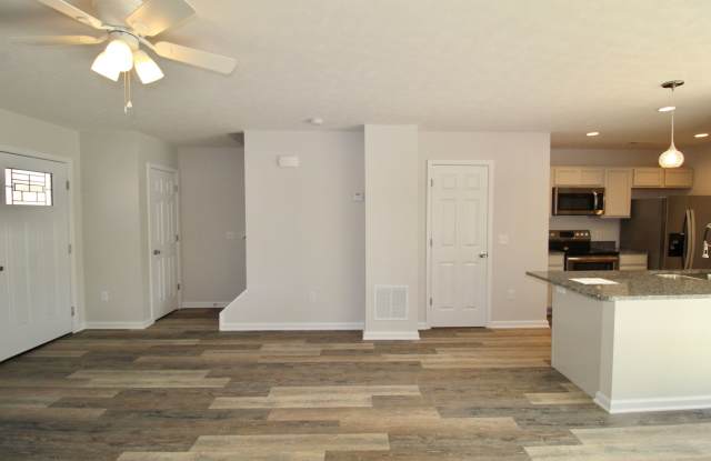 Spacious 3 BR Townhome | Newer Construction! Gallery 4