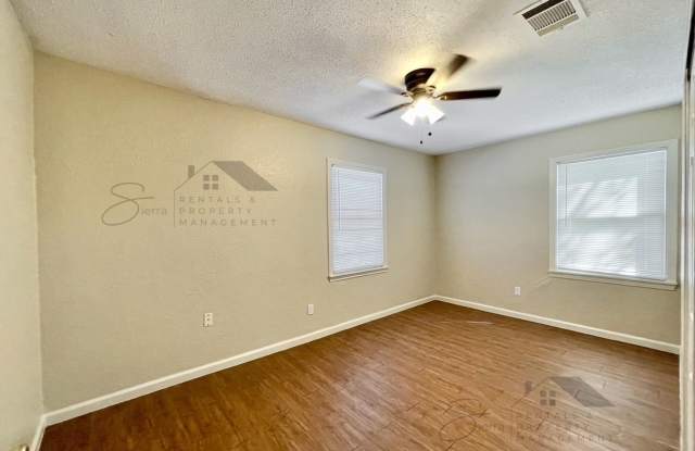 Charming 2 bedroom, 1 bath home with carport and spacious back yard! Gallery 4
