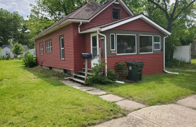 FOR RENT- 827 Newton St- Fully Remodeled- Pets ok with conditions! - 827 Newton Street, Waterloo, IA 50703